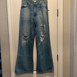 GUEST OF MELROSE STRAIGHT LEG DISTRESSED JEANS. Size 30. Bundle2Save
